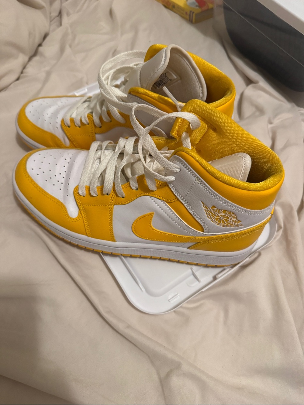 Nike Air Jordan 1 Mid - White & Yellow